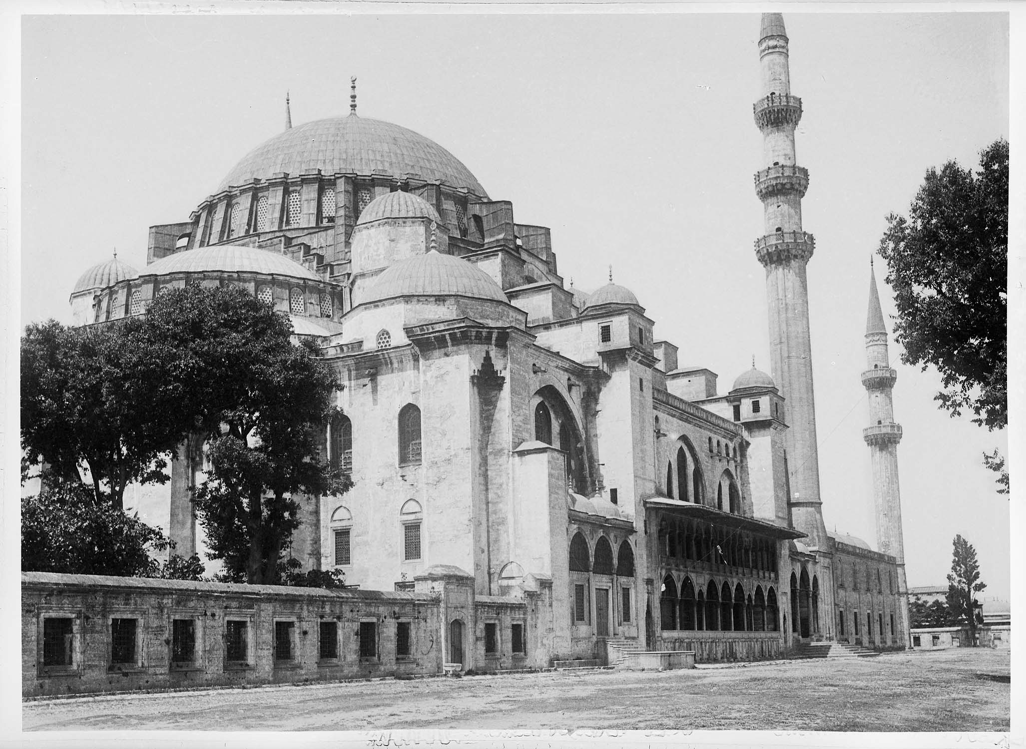 Vue extérieure (façade nord et est) avec deux minarets